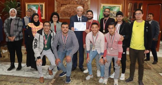 رئيس جامعة المنوفية يكرم فريق الجامعة لذوي الهمم الحائز على 14 ميدالية متنوعة