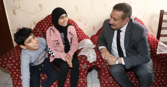 محافظ المنوفية يلتقى طفلين بدار الرحمة للأيتام ويقدم لهما هدايا عينية