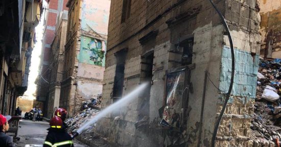 السيطرة على حريق بعقار قديم خالٍ بالجمرك في الإسكندرية دون إصابات.. صور