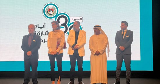 عرضان مسرحيان وندوة وحفل في اليوم الثانى من أيام الشارقة المسرحية 