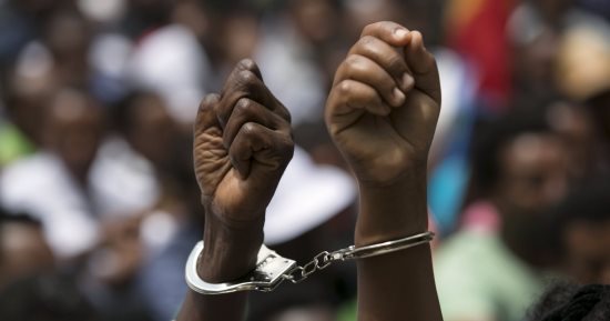 حبس عاطلين متهمين بإطلاق نار على آخرين خلال وصلة مزاح فى النزهة 4 أيام