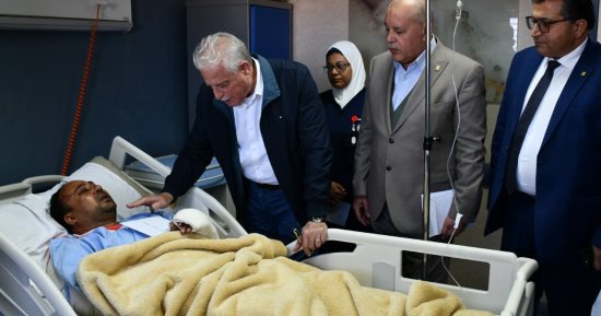 محافظ جنوب سيناء يزور المصابين فى حادث انقلاب ميكروباص.. صور