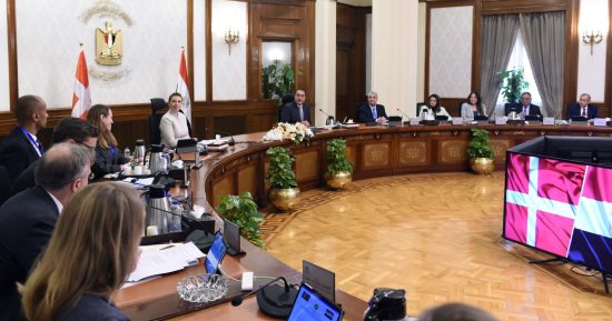 رئيسا وزراء مصر والدنمارك يترأسان جلسة مباحثات موسعة.. مدبولى: توسيع نطاق العمل بمشروعات الطاقة المتجددة والهيدروجين الأخضر على قمة الأولويات.. فريدريكسن تؤكد تطلع بلادها لتعزيز التعاون مع مصر فى مختلف المجالات
