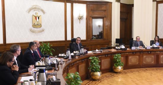 رئيس الوزراء يستعرض مع مسئولى "جنرال موتورز" الفرص الاستثمارية للشركة فى مصر
