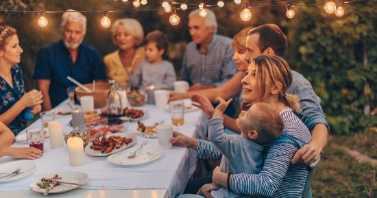 رمضان يعلمنا.. كيفية استغلال شهر الرحمة في تعليم الأطفال صلة الرحم