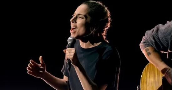 شاهد.. ليدى جاجا بدون مكياج وجينز ممزق على مسرح حفل الأوسكار