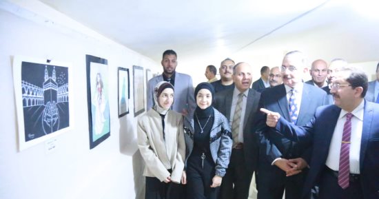 محافظ كفر الشيخ يشيد بمعرض فنى لشقيقتين من ذوى الهمم.. صور