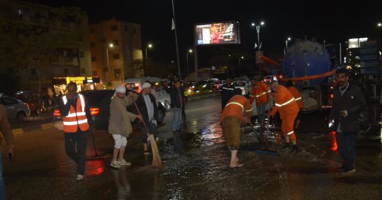محافظ القليوبية: 30 سيارة شاركت بأعمال رفع تراكمات مياه الأمطار ببنها.. صور