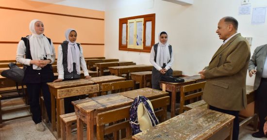 محافظ أسيوط يحيل مدرسين للتحقيق خلال جولة بمدرسة منفلوط الإعدادية بنات