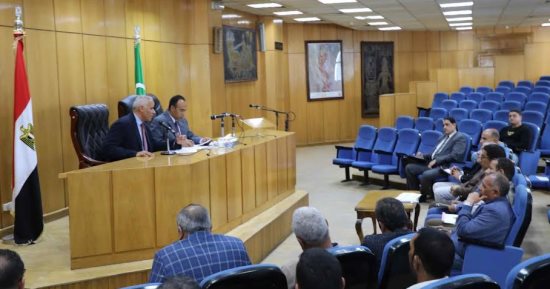 نائب محافظ المنيا يتابع أعمال لجنة توفيق أوضاع المشروعات وتنفيذ قانون تراخيص المحال
