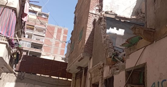 سقوط أجزاء من عقار قديم بحى الجمرك بالإسكندرية دون إصابات