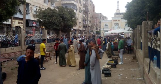 بدء نقل الباعة الجائلين وإخلاء الشوارع لتسيير الحركة المرورية فى نجع حمادى
