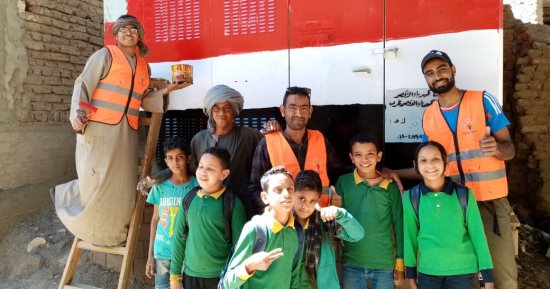 الأهالى والأطفال يشاركون فى مبادرة تجميل قرية البعيرات غرب الأقصر.. صور