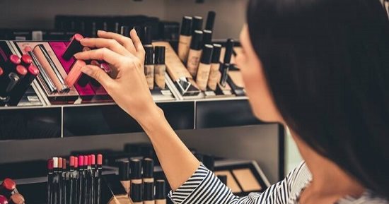 إزاى تشتري احتياجاتك من المكياج بميزانية محدودة؟ 8 حيل هتساعدك