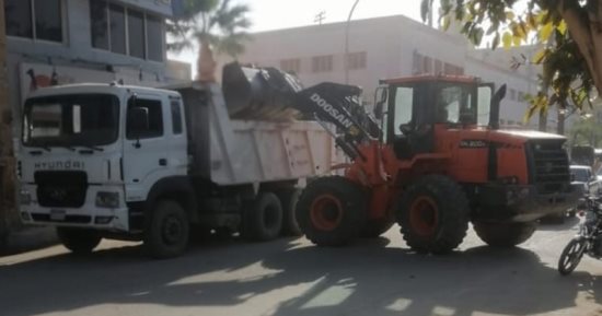 رفع 1150 طن قمامة و568 طن أتربة وتراكمات بشوارع مدينة الأقصر.. صور