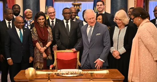العالم هذا المساء.. الملك تشارلز يستضيف حفل يوم الكومنولث فى قصر باكنجهام.. وعرض مقتنيات مارادونا وكنوزه الكروية فى معرض بالأرجنتين والزيارة مجانية.. قردة البابون تهاجم مجموعة من ممارسى المشى فى جنوب إفريقيا 