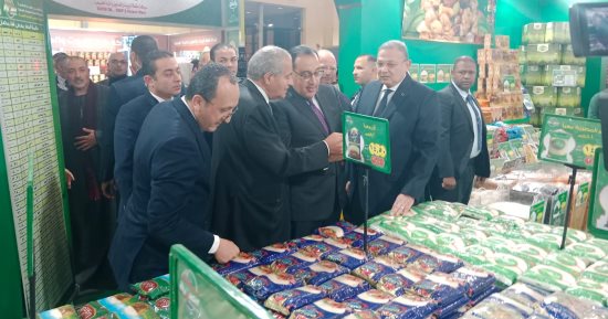 رئيس الوزراء يوجه رسالة للمواطنين: السلع متوافرة ولا تقلقوا.. صور