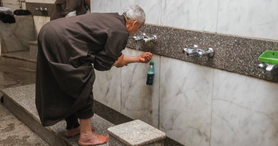 هل الحديث أثناء الوضوء ينقضه أم لا؟.. الإفتاء ترد