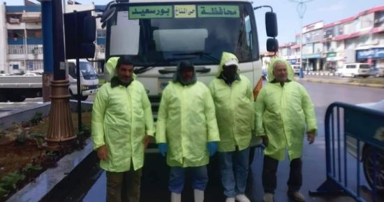سيارات "الفاكيوم والنافوري" تتدخل لسحب مياه الأمطار من شوارع بورسعيد