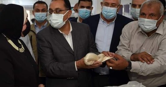 بتوجيهات حكومية.. الوادى الجديد تعيد إحياء وتوطين مشروع الحرير الطبيعى فى مصر.. نجاح 15 مشروعا لتربية دود الحرير وإنتاج الخيوط وتصنيعها.. تنفيذ المبادرة بدأ بتخصيص 1000 فدان لزراعة أشجار التوت الهندى.. صور 