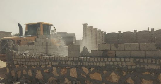 تنفيذ حملات إزالة تعديات ومبان مخالفة بمدينة العريش 
