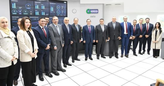 وزير البترول يتفقد مركز التحكم فى الشبكة القومية للغازات