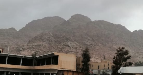 أمطار خفيفة وغيوم كثيفة بسانت كاترين.. فيديو وصور