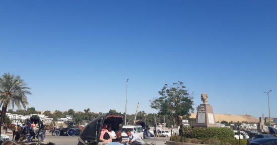 سائحون يتنزهون فى أسوان وسط طقس مستقر والعظمى 31 درجة.. صور