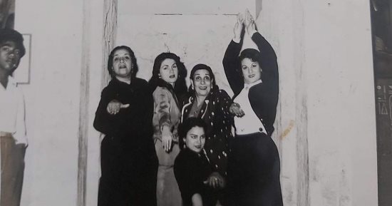 صورة نادرة.. مارى منيب وفرقة الريحاني أمام تمثال الملكة تى بمتحف التحرير