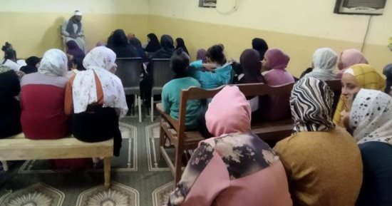 حياة كريمة.. تنظيم دورة تدريبية للتسويق الإلكترونى لسيدات القرى بأسوان.. صور
