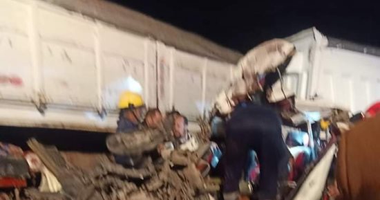 حادث تصادم سيارة نقل وأخرى أجرة على طريق الإسكندرية الصحراوى.. صور