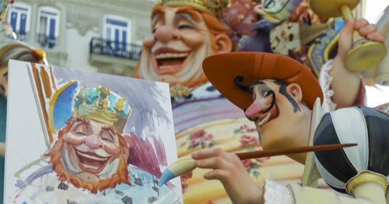 رسومات كرتونية وألوان مبهجة.. فعاليات كرنفال فالاس فى إسبانيا