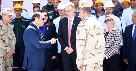الرئيس السيسي يلتقط صورة تذكارية بافتتاح مصانع الأسمدة الأزوتية بالعين السخنة