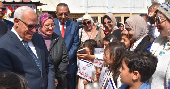 محافظ بورسعيد يشهد معرض ختام أنشطة الصفوف الأولى بنادى المعارف بعد تطويره