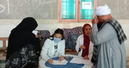 تقديم الخدمات الطبية لـ 772 حالة بقافلة جامعة جنوب الوادي فى قرية الجبلاو بقنا