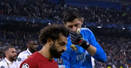 الريال ضد ليفربول.. كورتوا ومحمد صلاح يتحدثان بين شوطى المباراة