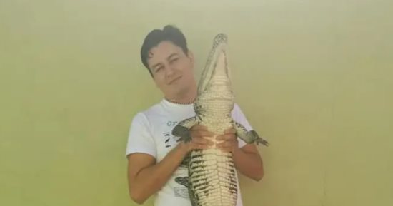 شاب مكسيكى يربى تمساحًا كحيوان أليف فى المنزل.. اعرف التفاصيل