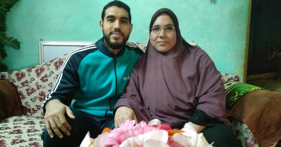 الأم المثالية بالمنوفية: زوجى توفى منذ 21 عاما.. وربنا كرمنى فى ابني زياد وإسراء