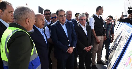رئيس الوزراء يتفقد مشروع استكمال تطوير ميناء السخنة.. تابع أعمال إنشاء الأحواض الجديدة ومعدلات تنفيذ شبكة السكك الحديدية والطرق بالميناء.. ووزير النقل: سيسهم في زيادة حصة مصر من السوق العالمية لتجارة الترانزيت 