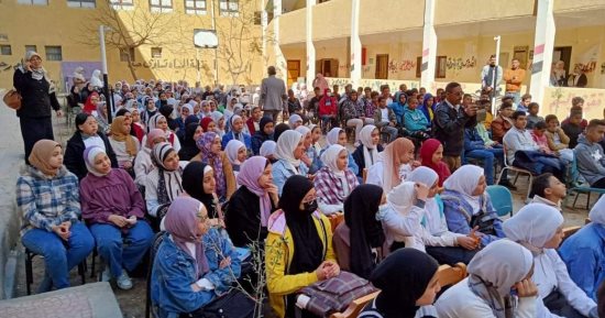 حضور كبير لطلاب الثانوية العامة على محاضرات القوافل التعليمية بقنا.. صور