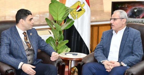 رئيس جامعة قناة السويس يُعلن فتح باب التطوع لطلاب الجامعة بمبادرة حياة كريمة