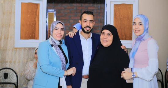 تعب الأم المثالية بكفر الشيخ أثمر 3 أطباء.. نجلها يوضح تفاصيل الفوز باللقب