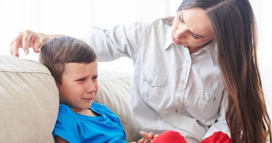 خطوات مهمة للتعامل مع نوبات بكاء طفلك.. "عشان ما يتعلمش الابتزاز"