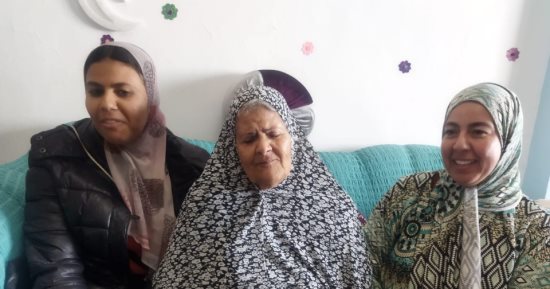 "عيوشة" الأم المثالية من ذوي الإعاقة.. تحملت مسئولية أبنائها وأخواتها منذ الصغر