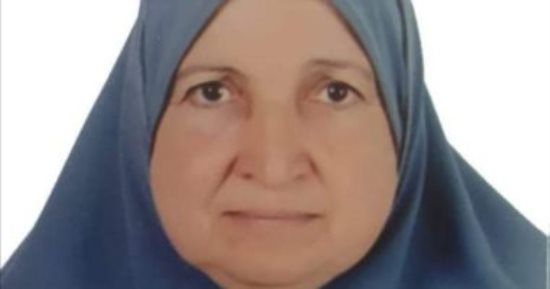 نائب محافظ المنيا يهنئ الفائزة بلقب الأم المثالية على مستوى المحافظة