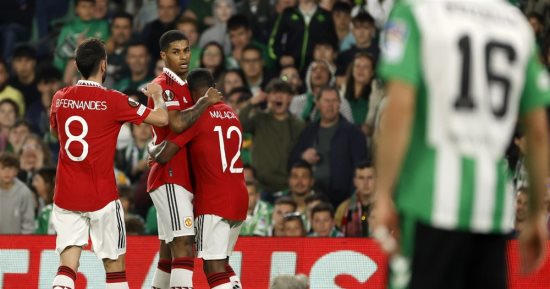 مانشستر يونايتد يجدد فوزه على ريال بيتيس ويتأهل لربع نهائى الدورى الأوروبى.. فيديو