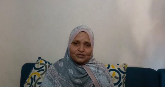 محافظ الإسماعيلية يهنئ الفائزة بلقب الأم المثالية على مستوى المحافظة