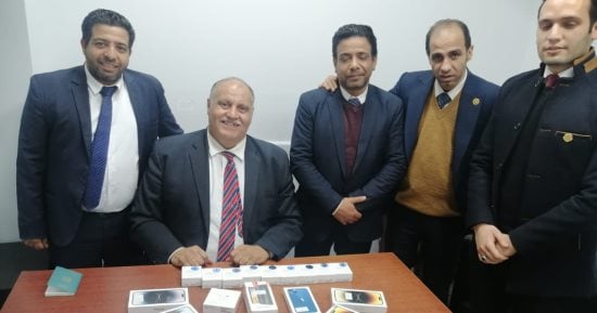 ضبط راكب بمطار القاهرة حاول تهريب هواتف محمولة وآخر بحوزته "تانكات" بها زيت مخدر