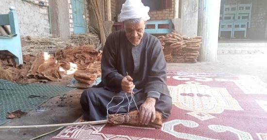 "الإيد الشغالة كسبانة".. حكاية كفيف يٌبدع في صناعة المكانس من ألياف النخيل في قنا.. "عم محمد" يمارس المهنة منذ 32 عامًا.. يشترى سعف النخيل والليف فى أوقات جنى الثمار.. ويكشف: 30 دقيقة فقط للقطعة الواحدة.. صور