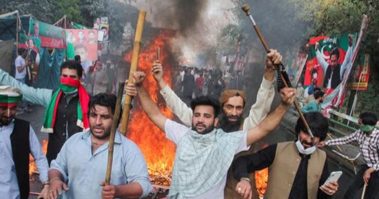 كر وفر وحرب شوارع.. احتجاجات واشتباكات بين الشرطة والمتظاهرين فى باكستان
